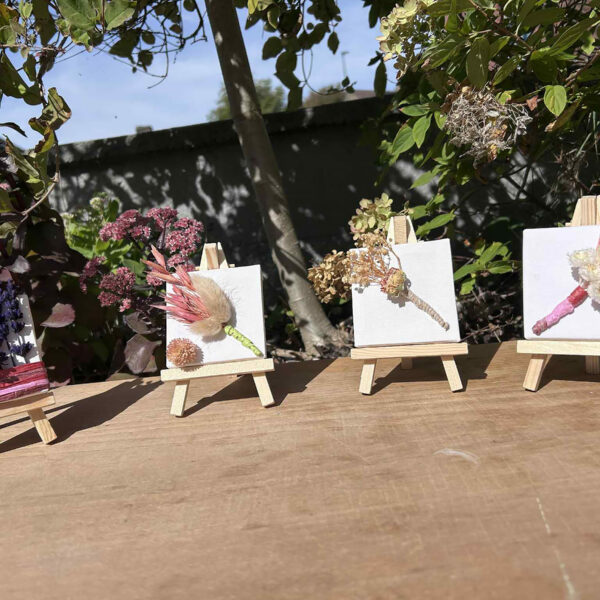 Canvas met droogbloemenboeket