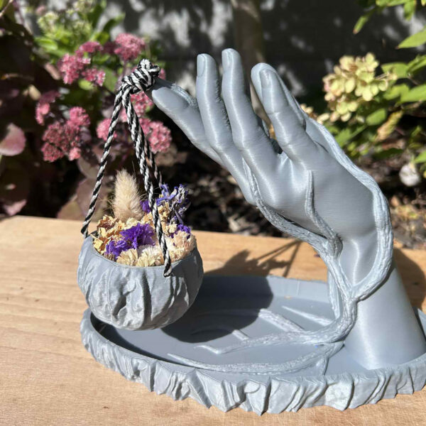 Hand met mandje