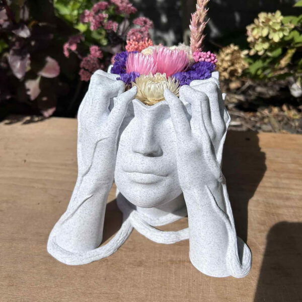 Vrouwenhoofd met droogbloemen