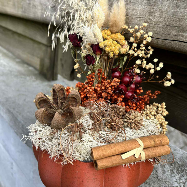 Grote pompoen met droogbloemen