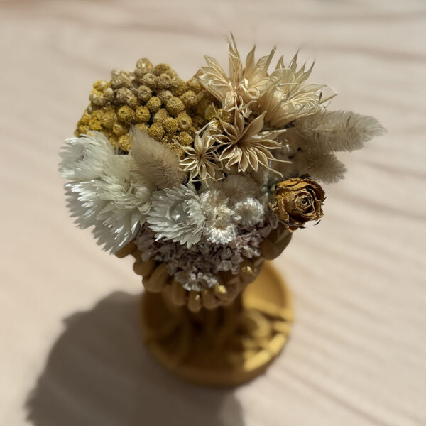 Goud hart gevuld met droogbloemen