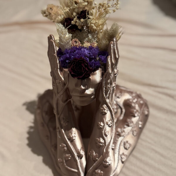 Vrouwenlichaam gevuld met droogbloemen