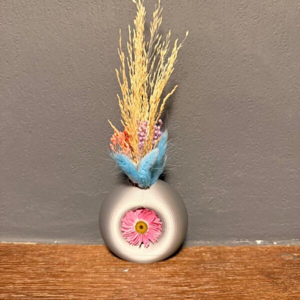 Grijs vaasje met droogbloemen