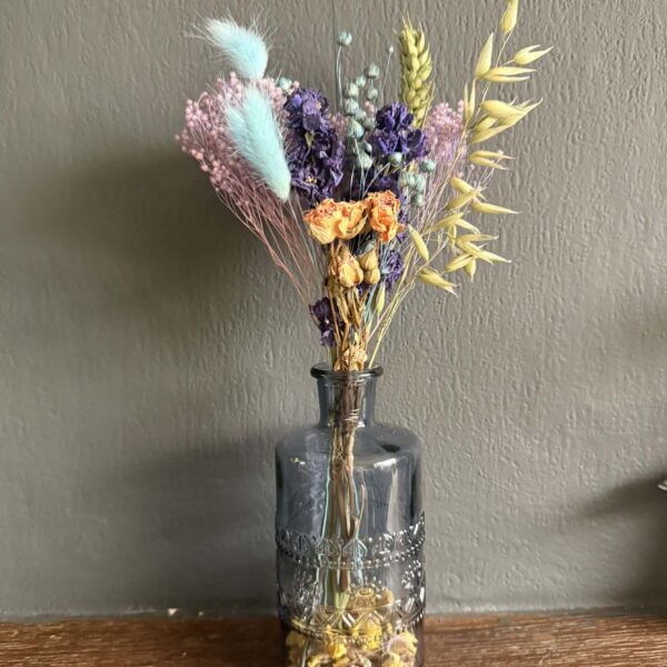 Blauw vaasje met 7 zorgvuldig gekozen droogbloemen