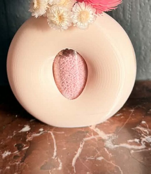 rond vaasje met droogbloemen