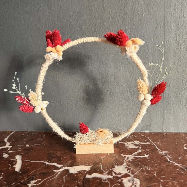 Ring met rode bloemen